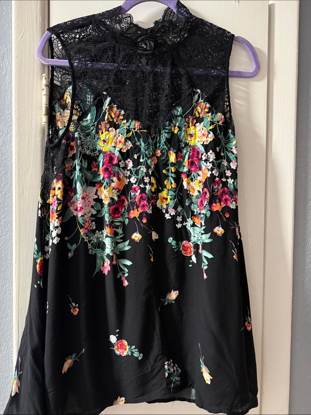 easel Black Lace Sleeveless Top